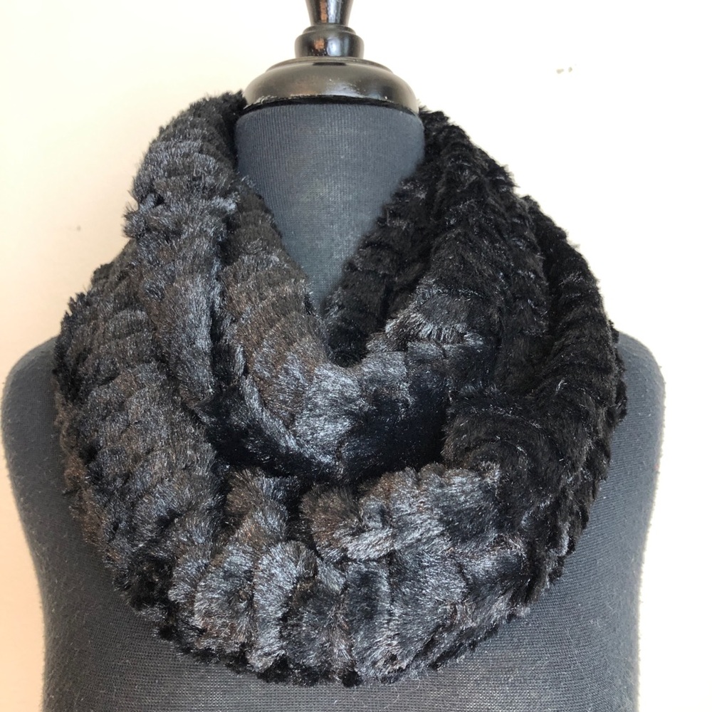 NWT FAUX FUR INFINITY SCARF BLACK